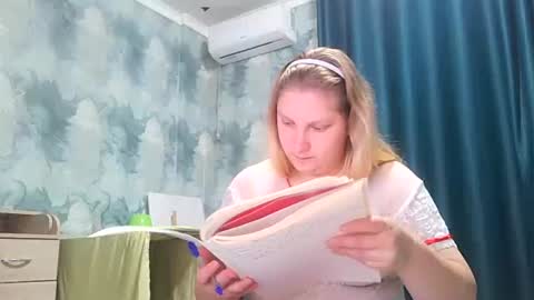 Snapshot of emmamelody944534 chatting on September 16, 1:40 am emmamelody online show from September 16, 1:40 am