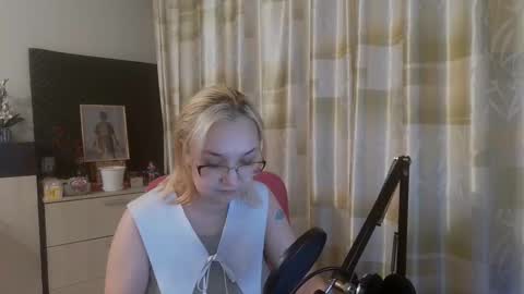 emmanoir_ online show from February 27, 4:10 pm