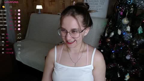 Snapshot of emmatiny chatting on December 19, 5:29 pm Mia online show from December 19, 5:29 pm