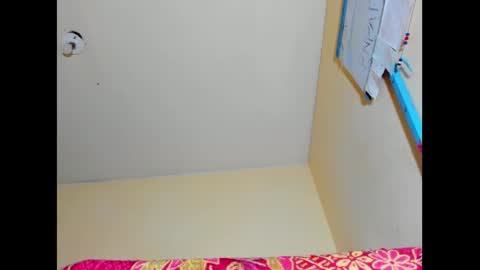 Snapshot of emmawuilian chatting on January 13, 9:52 pm hi im emmalina welcome to your happy place online show from January 13, 9:52 pm