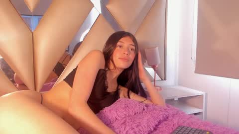 Snapshot of emmily_evans_ chatting on February 5, 4:47 pm emmily_evans_ online show from February 5, 4:47 pm