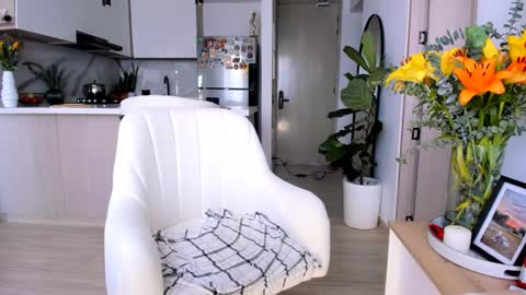 emyconneer online show from February 12, 4:55 pm