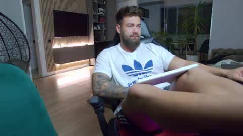 Erik online show from February 25, 8:53 pm