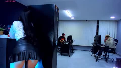 Snapshot of enyel_valmina chatting on January 31, 11:35 pm Enyel online show from January 31, 11:35 pm