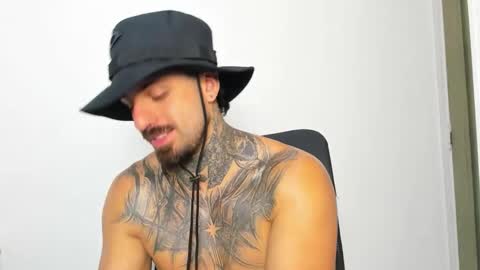 Snapshot of enzoaren chatting on October 24, 1:17 am Enzo Aren online show from October 24, 1:17 am