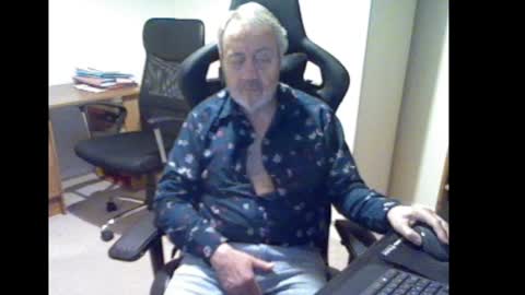 erasmus_d online show from December 31, 6:13 pm