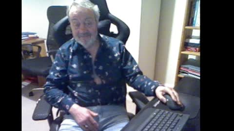 erasmus_d online show from December 21, 6:34 pm