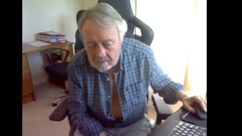 erasmus_d online show from April 11, 5:06 pm