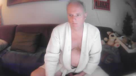 Snapshot of eric204 chatting on January 4, 4:33 am Eric online show from January 4, 4:33 am