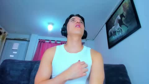 eric_twink18 online show from December 4, 5:16 pm