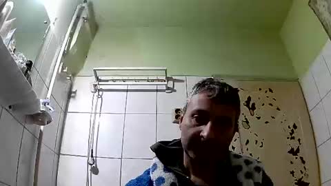 Snapshot of ericboy32 chatting on December 29, 12:52 am eric online show from December 29, 12:52 am