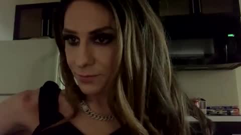 Snapshot of erikal0ve chatting on February 16, 11:38 am Erika Love online show from February 16, 11:38 am
