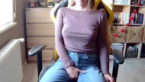 Snapshot of erotic_vibe chatting on February 24, 2:15 pm Melissa online show from February 24, 2:15 pm