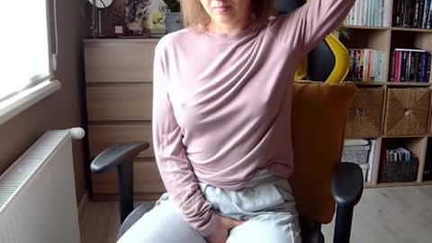 Snapshot of erotic_vibe chatting on February 6, 9:43 am Melissa online show from February 6, 9:43 am
