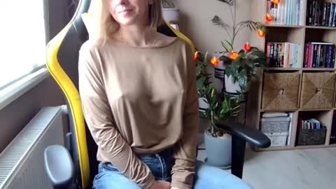 Snapshot of erotic_vibe chatting on February 14, 8:10 am Melissa online show from February 14, 8:10 am