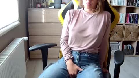 Snapshot of erotic_vibe chatting on February 12, 12:44 pm Melissa online show from February 12, 12:44 pm