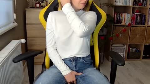 Snapshot of erotic_vibe chatting on February 17, 3:11 pm Melissa online show from February 17, 3:11 pm