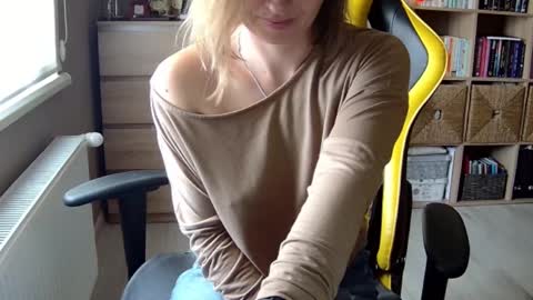 Snapshot of erotic_vibe chatting on February 14, 11:10 am Melissa online show from February 14, 11:10 am
