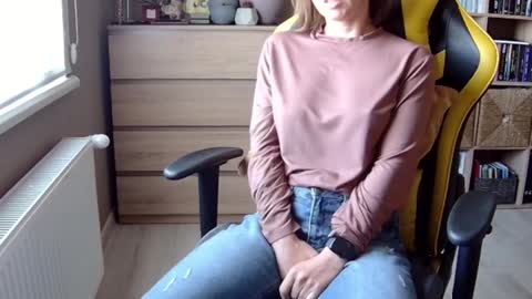 Snapshot of erotic_vibe chatting on February 8, 8:52 am Melissa online show from February 8, 8:52 am