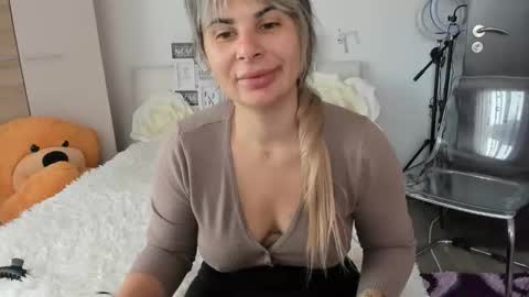 eroticsensualkitty4u online show from October 14, 7:44 am