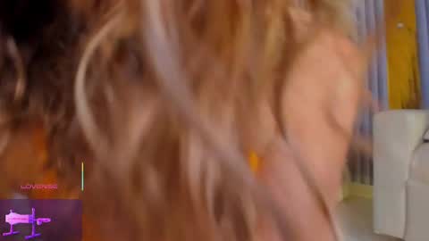 Snapshot of erotik_lady chatting on February 15, 9:48 pm TINY online show from February 15, 9:48 pm