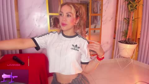 Snapshot of erotik_lady chatting on February 28, 9:44 pm TINY online show from February 28, 9:44 pm