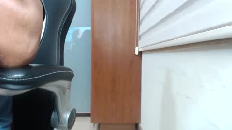 Snapshot of escorpion51 chatting on February 23, 11:33 am escorpion51 online show from February 23, 11:33 am