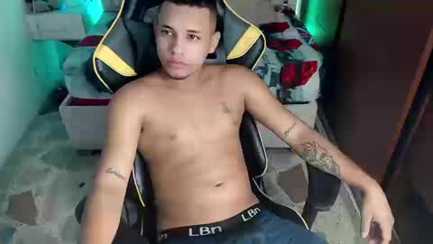 eskayler_ online show from September 12, 2:08 pm
