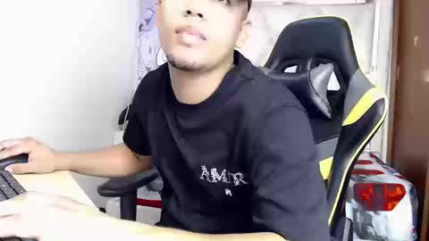 eskayler_ online show from September 13, 5:04 pm