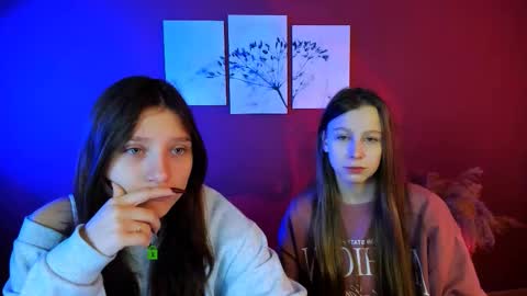 esme_moore_ online show from October 17, 8:18 am