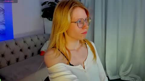 Esme Runn online show from June 11, 3:04 am