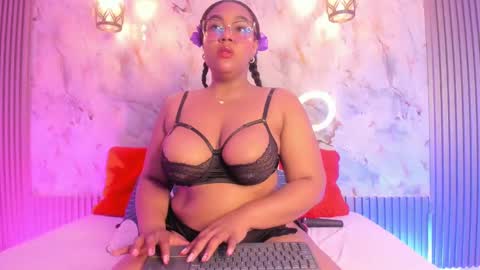 Snapshot of esmeralda_duarte chatting on February 13, 9:09 am esmeralda online show from February 13, 9:09 am