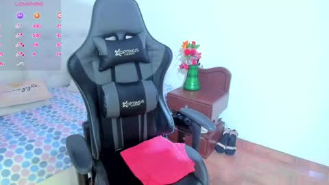 esme online show from March 9, 8:31 pm