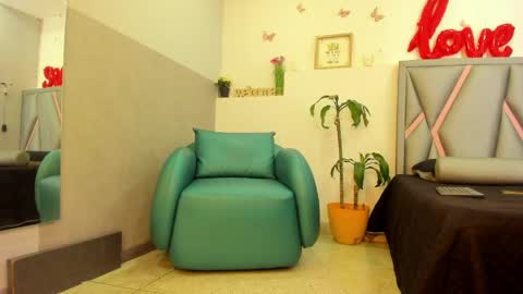 esterlindez online show from May 14, 9:13 pm
