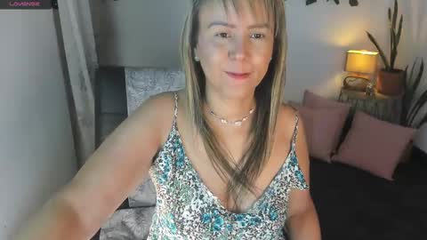 Snapshot of estrellah__ chatting on February 24, 3:55 am - E S T R E L L A M I L F - online show from February 24, 3:55 am