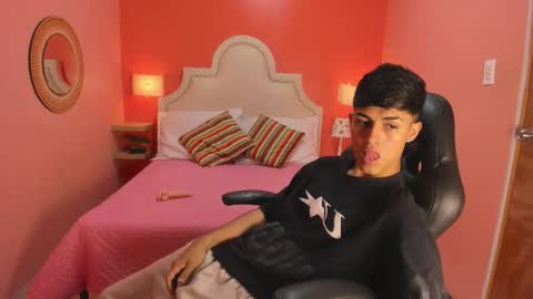 E T H A N  online show from December 22, 2:13 pm