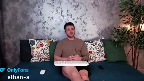 Snapshot of ethannns chatting on December 19, 5:07 am ethannns online show from December 19, 5:07 am