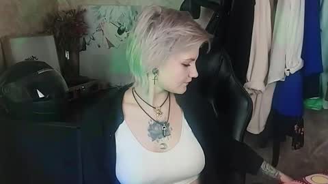 Snapshot of evabrownie chatting on February 27, 2:21 pm Eva Brownie online show from February 27, 2:21 pm