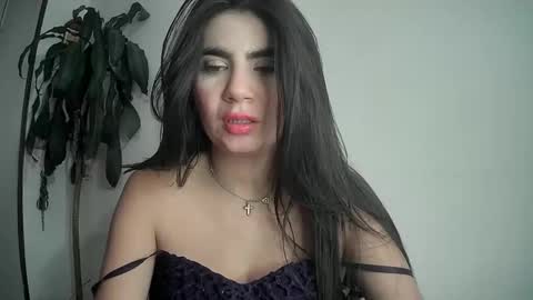 Snapshot of evacollins12 chatting on February 6, 3:27 am evacollins12 online show from February 6, 3:27 am