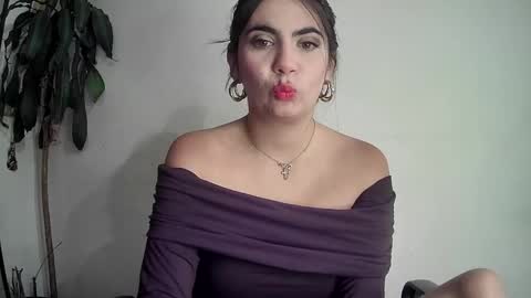 Snapshot of evacollins12 chatting on February 9, 3:22 am evacollins12 online show from February 9, 3:22 am