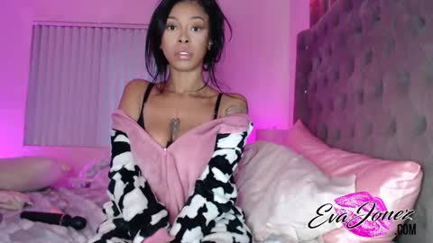 Snapshot of evajonez chatting on February 27, 1:41 am Eva online show from February 27, 1:41 am