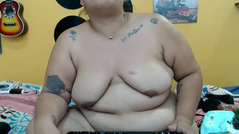 Snapshot of evaleribigtits18 chatting on February 8, 11:22 am evale online show from February 8, 11:22 am