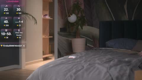 evaorion_ online show from December 6, 9:40 pm