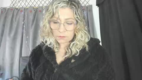 evasaenz online show from November 15, 8:54 pm