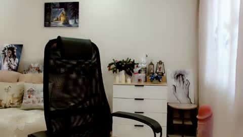 Snapshot of evelove33 chatting on February 26, 8:06 am evelove online show from February 26, 8:06 am