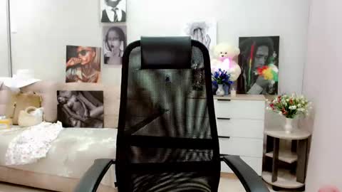 Snapshot of evelove33 chatting on September 19, 5:38 pm evelove online show from September 19, 5:38 pm