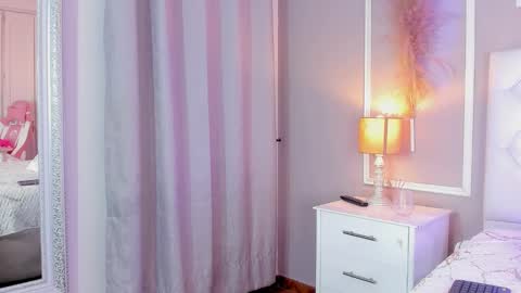 Snapshot of evelyn__ebony chatting on December 12, 11:28 am evelyn ebony online show from December 12, 11:28 am