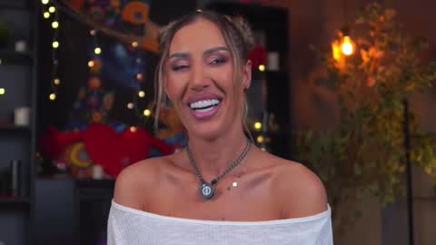 Evelyn online show from March 16, 7:07 pm