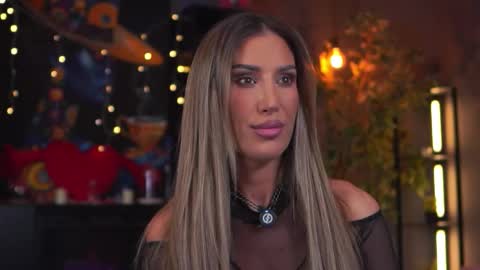 Evelyn online show from March 25, 7:20 pm