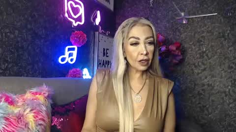 Snapshot of evelynagrey chatting on January 25, 4:23 am EvelynaGrey online show from January 25, 4:23 am